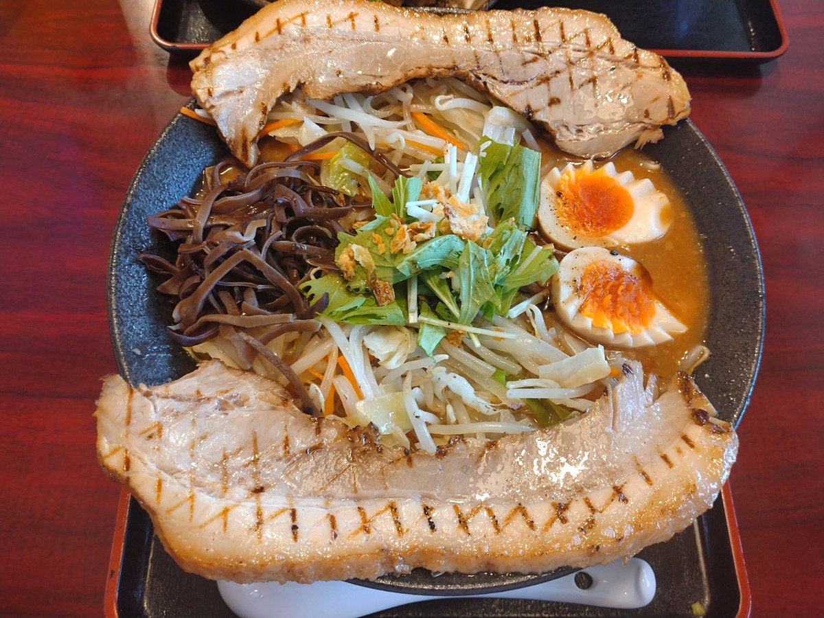 marbullfire1's tweet photo. らあめんみそ神さん、行ってみたかったお店に初めて行けました☆色んな動画で見た通りの、迫力ありーの美味いーの、最高の一時でした！

食後、サインや写真を見ていたら、大将にお声掛け頂いちゃいました！楽しい時間ありがとうございました☆また食べに伺います！

#みそ神 https://t.co/ehf9SqiabK