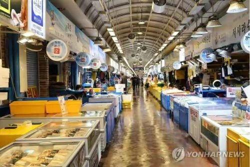 DELETE54227865's tweet photo. 韩媒：韩国多个海鲜市场几乎空无一人，渔民担忧未来生计。
--这是砸饭碗的样子。 https://t.co/ukqBnnYkQ2