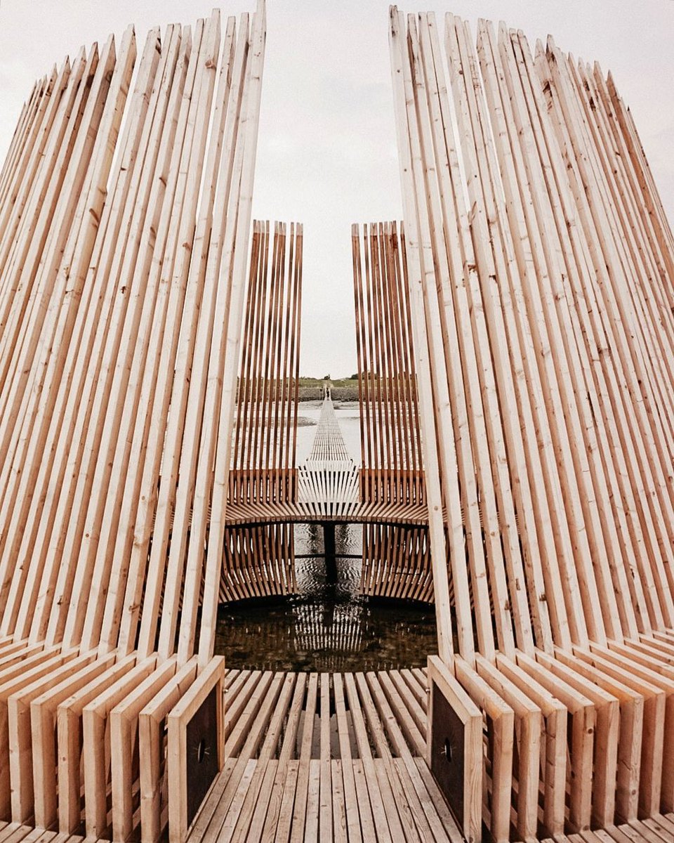 Ben jij de komende weken #opTerschelling? Vergeet dan niet dit prachtige kunstwerk te bezoeken. De Streken staat aan de waddendijk ter hoogte van Oosterend en is nog tot 11 september te zien.

📷 nynkeoosterleefotografie via Instagram