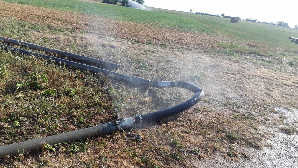 lessoulevements's tweet photo. Pendant que les défenseurs•euses de l’eau traversent la France, les irrigants poitevins connectés aux #mégabassines continuent leur gaspillage d'#eau indécent 😤

Arrosage de monocultures de maïs (et des routes) en pleine journée, fuites d'eau, cours d'eau à sec...

THREAD 🧶⤵️ https://t.co/TH4mwtK01J