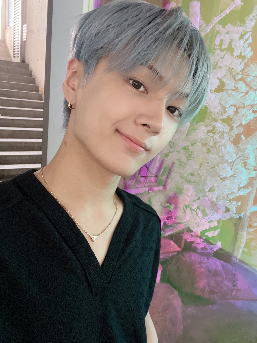 은발 셀카 너무 달콤하다... ♡