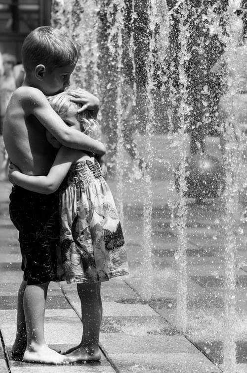 MarieToutcour11's tweet photo. En n'êtes vous un ou une,?
"On les appelle les émotifs, les penseurs.

Je suis hypersensible. Tout me touche, m'atteint, m'émeut, me submerge, me gonfle. J'ai mal pour moi, pour l'autre.
Je ressens. Je sens les odeurs, les âmes, la tristesse. Je suis à fleur de mots, de peaux, de beaux. Je suis une hypersensible. Remplie de poésie. Quelque chose danse en moi.
Je suis une écorchée, une abîmée, une blessée de vie. Je suis empathie. Je décèle ce qu'on ne me dit pas, je respecte le silence, car je le parle couramment. Je suis ainsi tendre, et émotive. Je ressens plus fort, tout ce qui effleure l'autre. Je peux perdre pied. Plus vite, plus violemment que quelqu'un d'une sensibilité normale. La mienne n'est jamais banale. Je peux ressentir très fort, m'envoler très haut et redescendre brutalement. C'est ma fragilité et ma force.
Cyrielle Soares