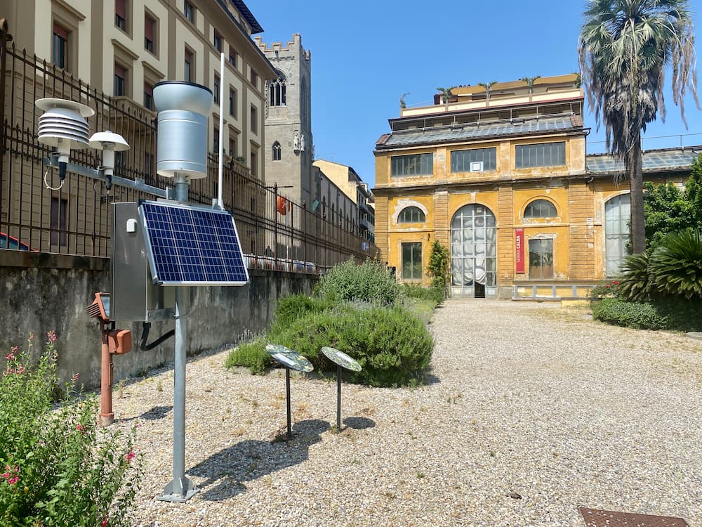 ChanceGardi's tweet photo. 1. Speciale meraviglie della Truffa Climatica 

Stazioni meteo auto-riscaldanti con pannello solare vicino al sensore. Faro alogeno. Posizionamento sulla strada. 

"Picco di 41,4°C all'Orto Botanico di Firenze." 
https://t.co/NubPkOJxzJ 

Stazione meteo di Firenze Orto Botanico⤵️ https://t.co/jkxokaYj8i