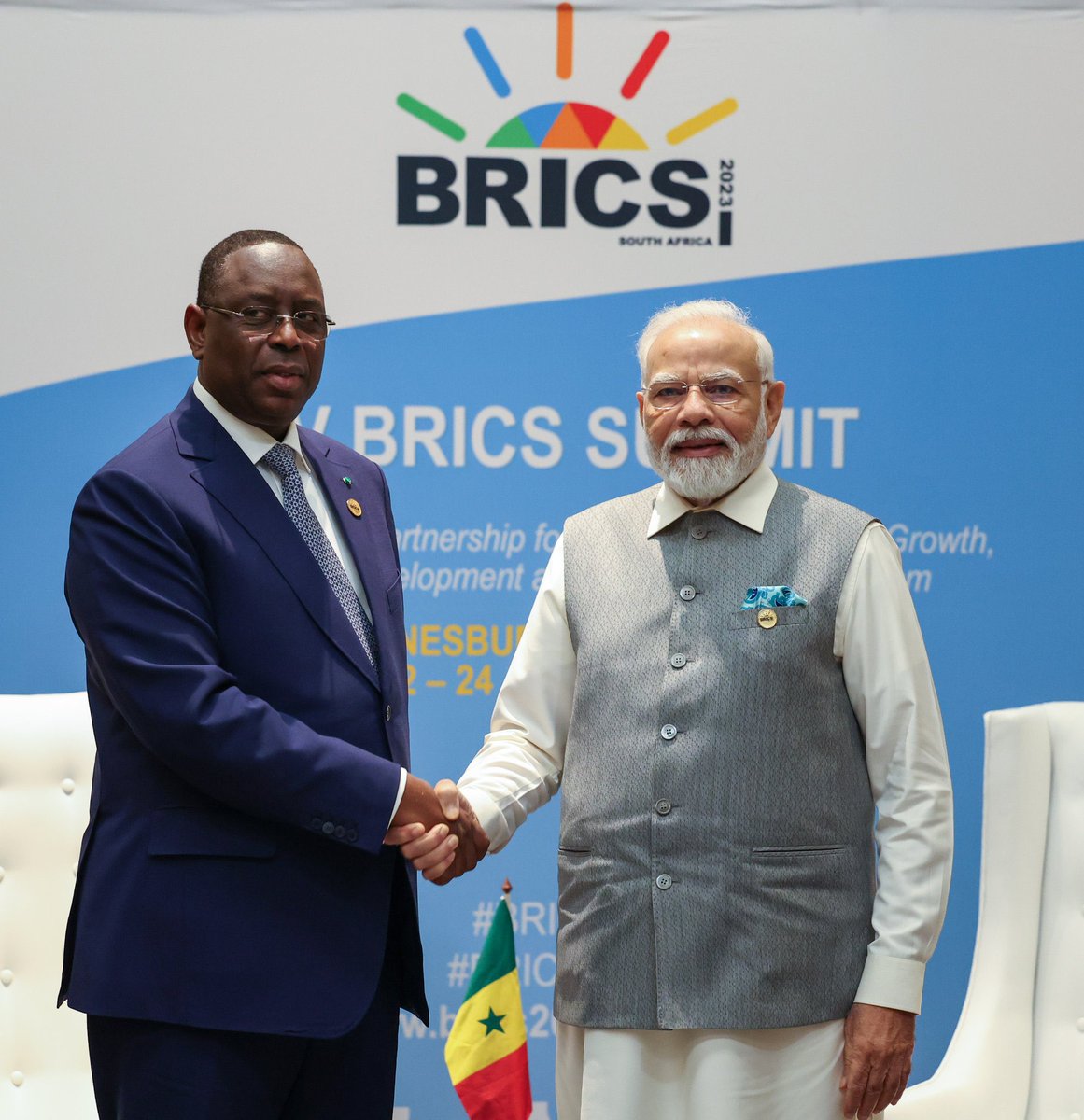 Macky_Sall's tweet photo. Je me réjouis de mon entretien de ce jour avec le PM @narendramodi de l’Inde en marge du sommet des #BRICS à Johannesburg. Nous avons échangé sur notre excellente coopération bilatérale et sur des sujets internationaux. J’ai particulièrement remercié le PM Modi pour son soutien à la candidature de l’UA au #G20 et l’ai félicité pour le lancement réussi du vaisseau spatial indien sur la lune.