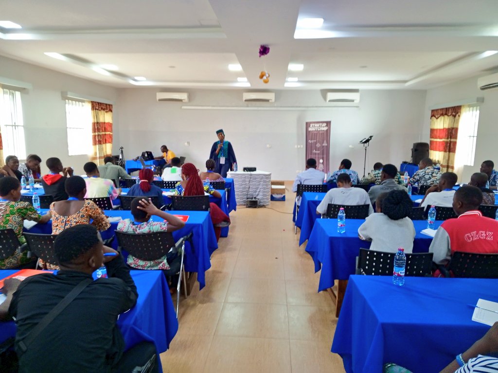 Le workshop 10 démarre avec la Grande Talentueuse créatrice de Mode Nadia Karimu-Yessoufou sur "Comment devenir une marque incontournable". Bâtir une marque forte, c'est avoir une noble vision et incarner des valeurs.
1/4
#StartupBootCamp23 #NehemiahLab