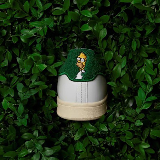 CerfiaFR's tweet photo. 👟🌲 La marque #Adidas a commercialisé le célèbre mème d’Homer Simpson, disparaissant dans un buisson, sur son modèle de Stan Smith.

👉 Elle est désormais disponible sur le site officiel au prix de 110 euros. https://t.co/IfLHmI0jVM