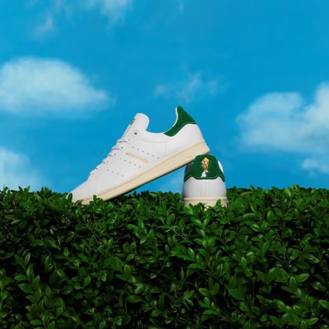 CerfiaFR's tweet photo. 👟🌲 La marque #Adidas a commercialisé le célèbre mème d’Homer Simpson, disparaissant dans un buisson, sur son modèle de Stan Smith.

👉 Elle est désormais disponible sur le site officiel au prix de 110 euros. https://t.co/IfLHmI0jVM
