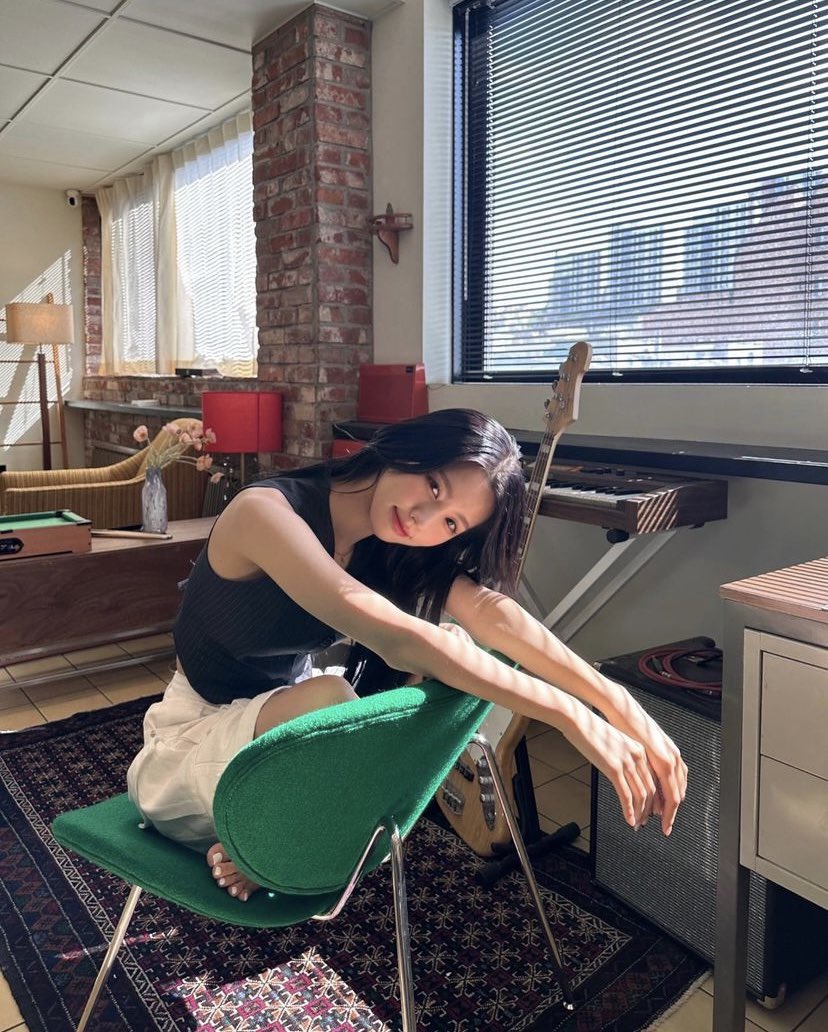MlYOENE's tweet photo. ⠀⠀
feel so grateful to be alive with myriad of love in this sphere, gleaming over an encaustic thing. like the princess coming all the way, play the violin around the garland 🕊️
⠀⠀ https://t.co/4lUCW85JNC