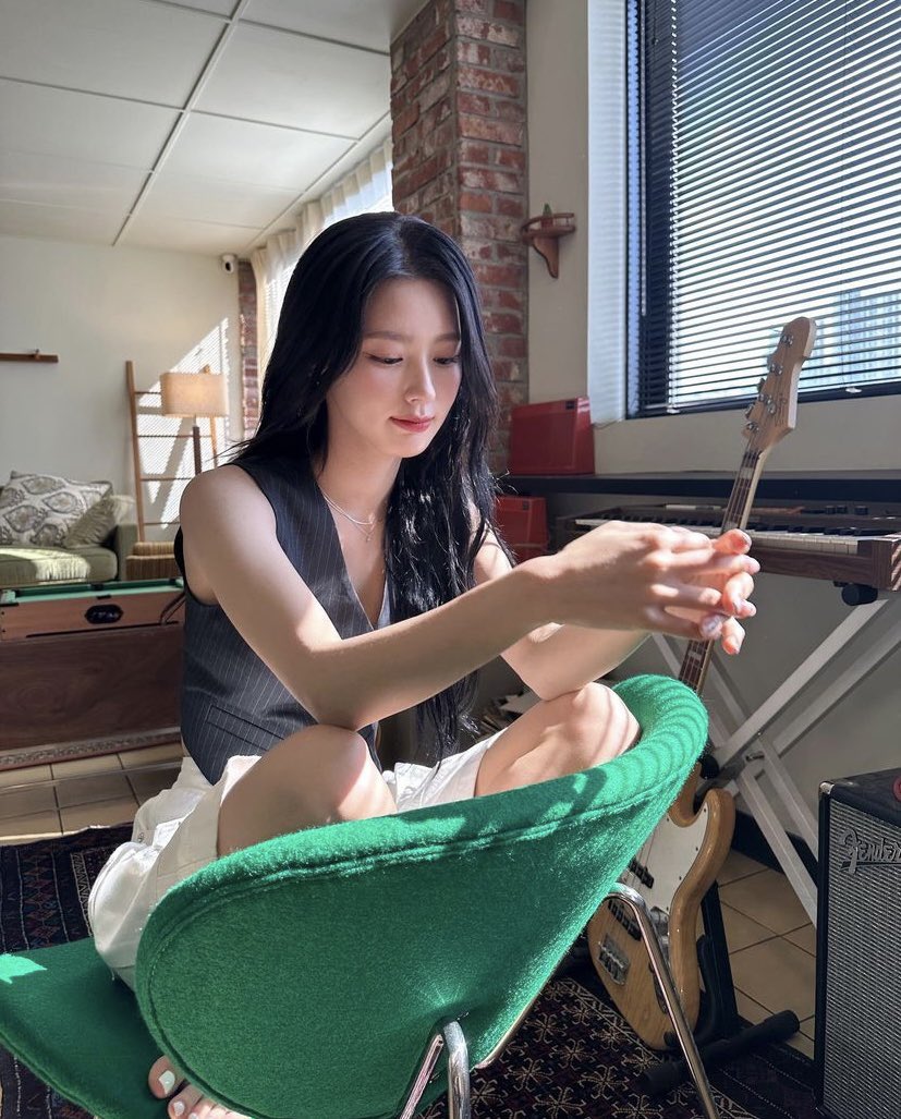 MlYOENE's tweet photo. ⠀⠀
feel so grateful to be alive with myriad of love in this sphere, gleaming over an encaustic thing. like the princess coming all the way, play the violin around the garland 🕊️
⠀⠀ https://t.co/4lUCW85JNC