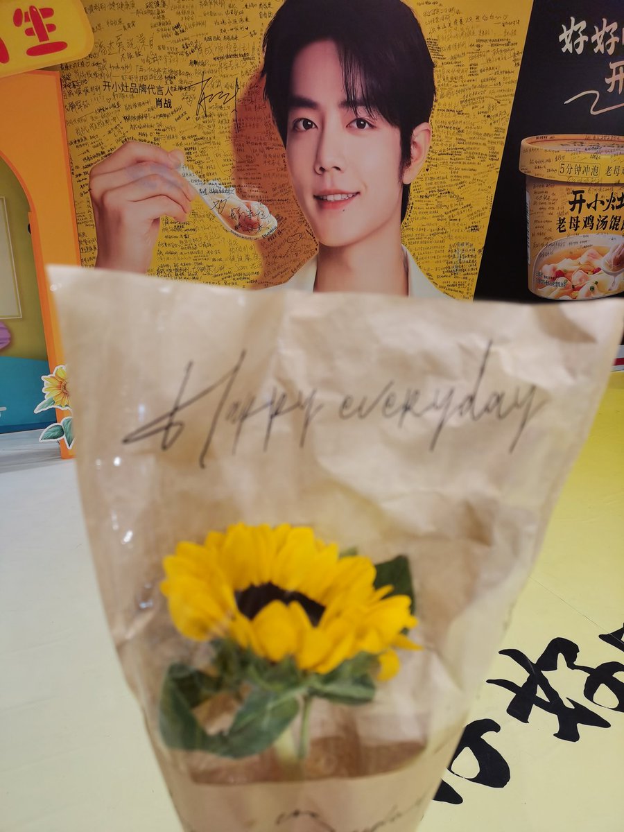 yolandelle's tweet photo. On Chinese Valentines Day, I went to three places after work to see different Xiao Zhan.🌹
#xiaozhan 
#TheYouthMemories 
#XiaoZhanxKaiXiaoZao https://t.co/7KL01ExCcp