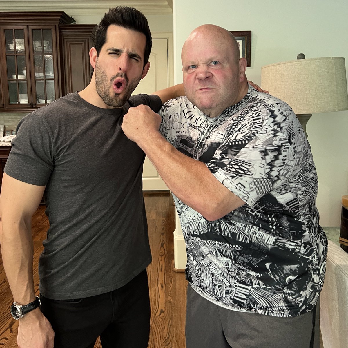 New episode with Butterbean is up now! 🥊 - Losing 200+ pounds with the help of @RealDDP & @DDPYoga - Bart Gunn KO at WM15 - Knocking out Johnny Knoxville - Calling out Jake Paul - Why he never fought Mike Tyson Watch, listen & subscribe: podcast.chrisvanvliet.com/butterbean-on-…