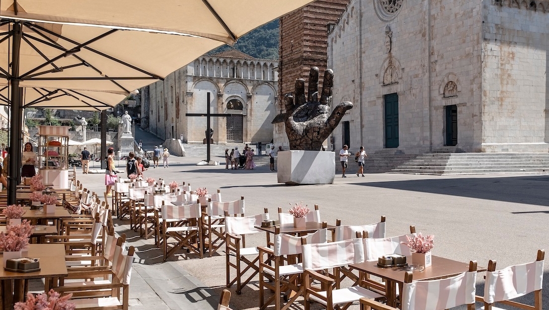 weekendmaxmara's tweet photo. #PasticcinoBag dresses the "Il Duomo" pastry shop in #Pietrasanta, to reveal a special sensorial journey. Observe, touch and experience. From August 21 to August 27, Piazza Duomo 41 Pietrasanta. #WeekendMaxMara. See more at: https://t.co/hbaajoC7Bs https://t.co/ou7ooamWCb