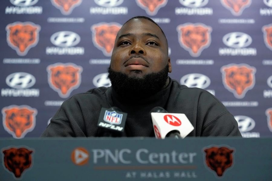 PolymarketBlitz's tweet photo. Matt Eberflus &amp; Nate Davis
𝘌𝘷𝘦𝘳𝘺𝘵𝘩𝘪𝘯𝘨 𝘵𝘩𝘢𝘵 𝘸𝘦𝘯𝘵 𝘥𝘰𝘸𝘯…

Last March the Bears signed former Titans guard Nate Davis.

However he spent most of training camp absent. 
—He was not injured.

This is what happened…. https://t.co/YE1mW8G1rv
