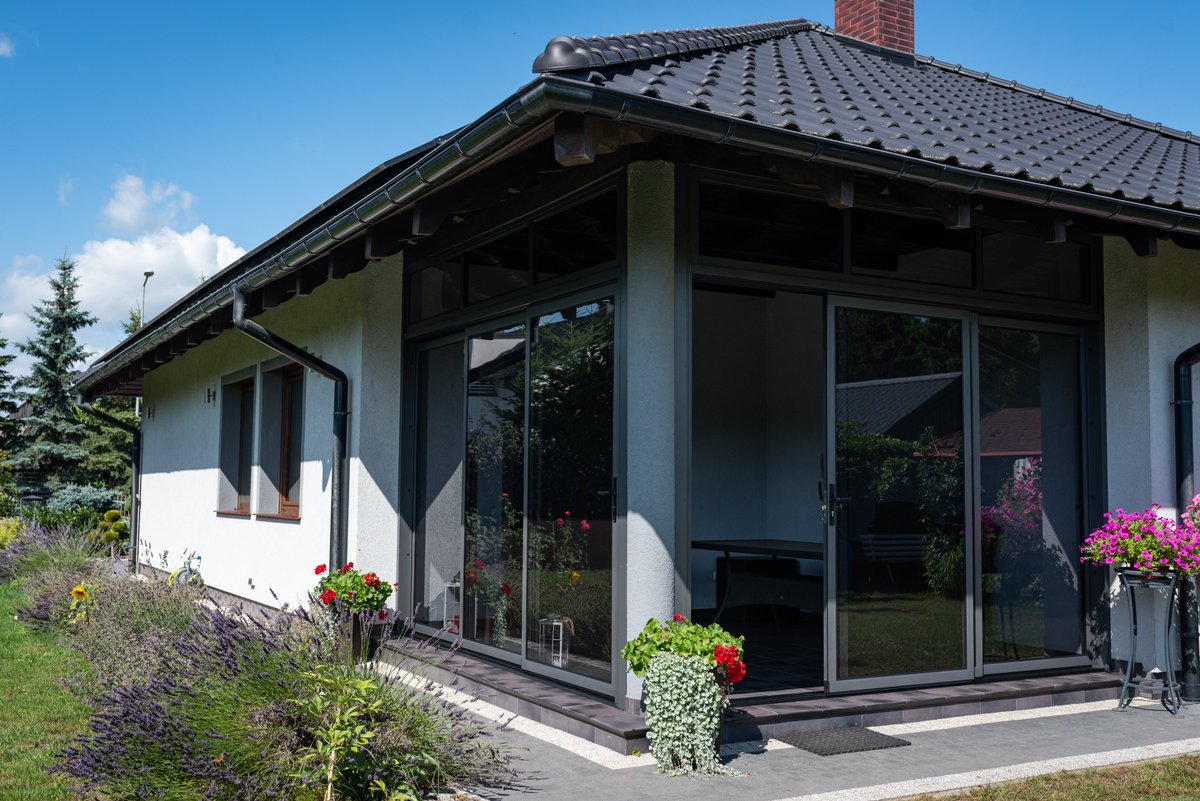 bucovers's tweet photo. Wybierając nasze szklane, przesuwne drzwi, wybierasz wygodę, funkcjonalność i nowoczesny design. To inwestycja, która podkreśli wyjątkowość Twojego tarasu oraz umożliwi tworzenie niezapomnianych chwil w otoczeniu natury. https://t.co/AV9m0JxN43