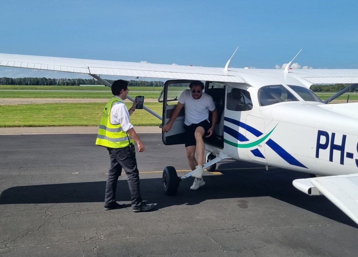 zelfvliegen's tweet photo. Warm weer check! First solo check! De eerste First Solo deze week was voor Robbert, met een heerlijk verfrissende waterplons. Goed gedaan Robbert, gefeliciteerd! Dank je wel dat je voor ZELFVLIEGEN hebt gekozen. #ZELFVLIEGEN #ppl #firstsolo https://t.co/NX7AjUtakL