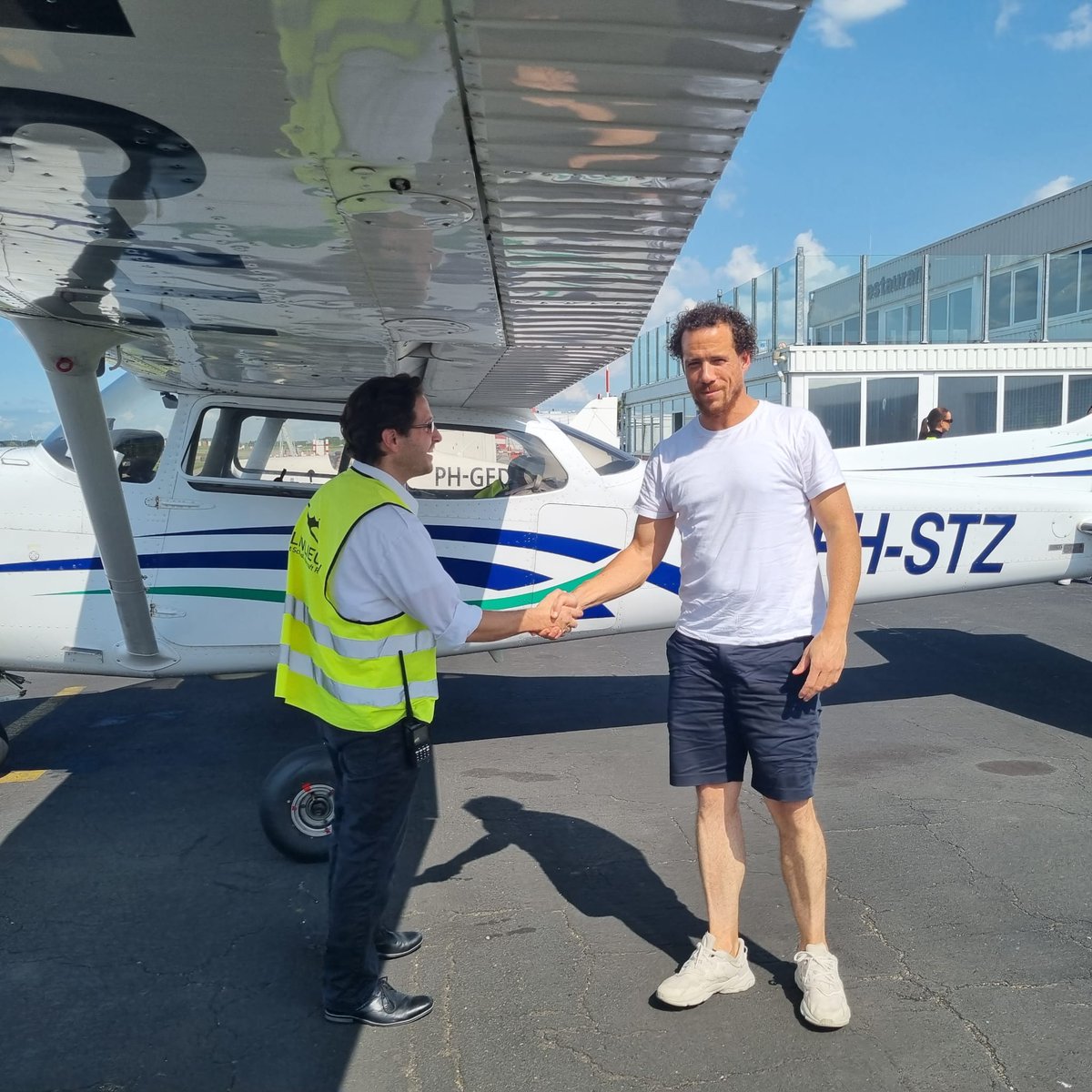zelfvliegen's tweet photo. Warm weer check! First solo check! De eerste First Solo deze week was voor Robbert, met een heerlijk verfrissende waterplons. Goed gedaan Robbert, gefeliciteerd! Dank je wel dat je voor ZELFVLIEGEN hebt gekozen. #ZELFVLIEGEN #ppl #firstsolo https://t.co/NX7AjUtakL