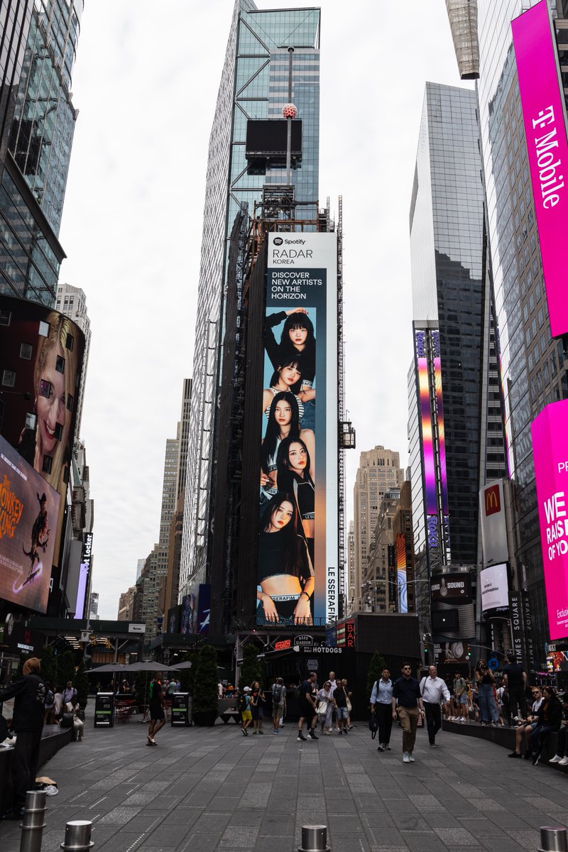 Guess who's at Times Square, New York! Thank you @spotify for the awesome support! #spotifyRADAR

#LE_SSERAFIM #르세라핌