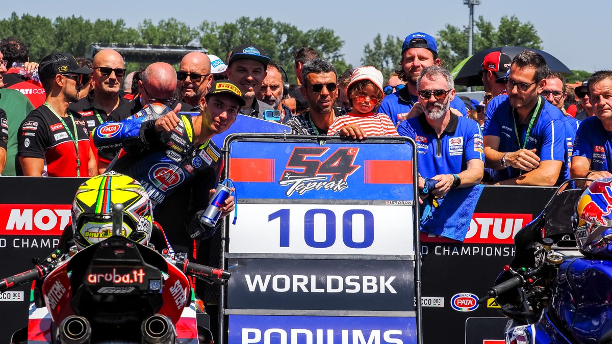 WorldSBK's tweet photo. Enjoy some #FridayFeeling from a scorching Saturday at Imola back in July 🔥

#ITAWorldSBK 🇮🇹 #2023SoFar https://t.co/Wpr1lqhzGF