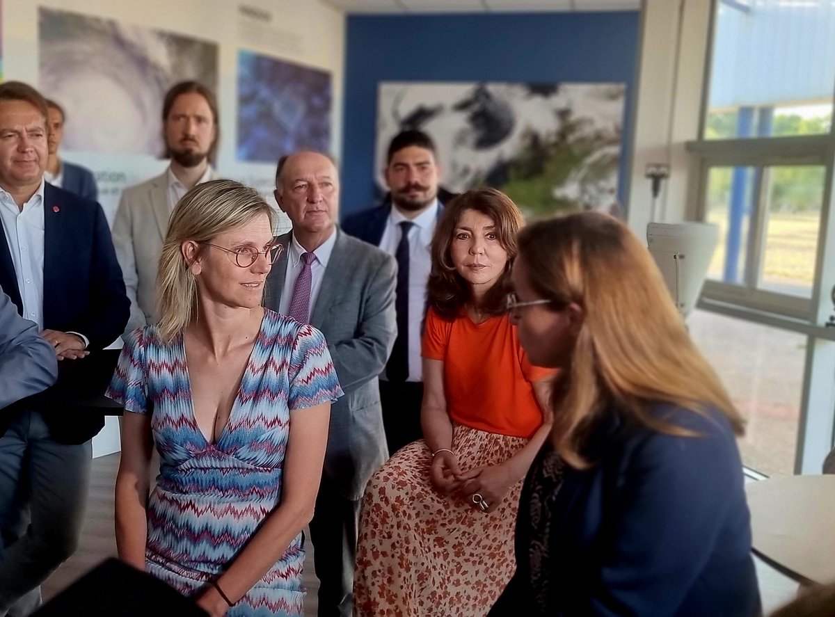 CorinneVignon's tweet photo. #EnCirconscription⛅
Quel plaisir d'accueillir @AgnesRunacher, min. de la Transition énergétique, au centre @meteofrance de #Toulouse❕
🌍L'expertise des équipes est une richesse. Elle est une aide à la décision des élus et du @gouvernementFR afin de s'adapter au chgt climatique https://t.co/yWuIIXsiim
