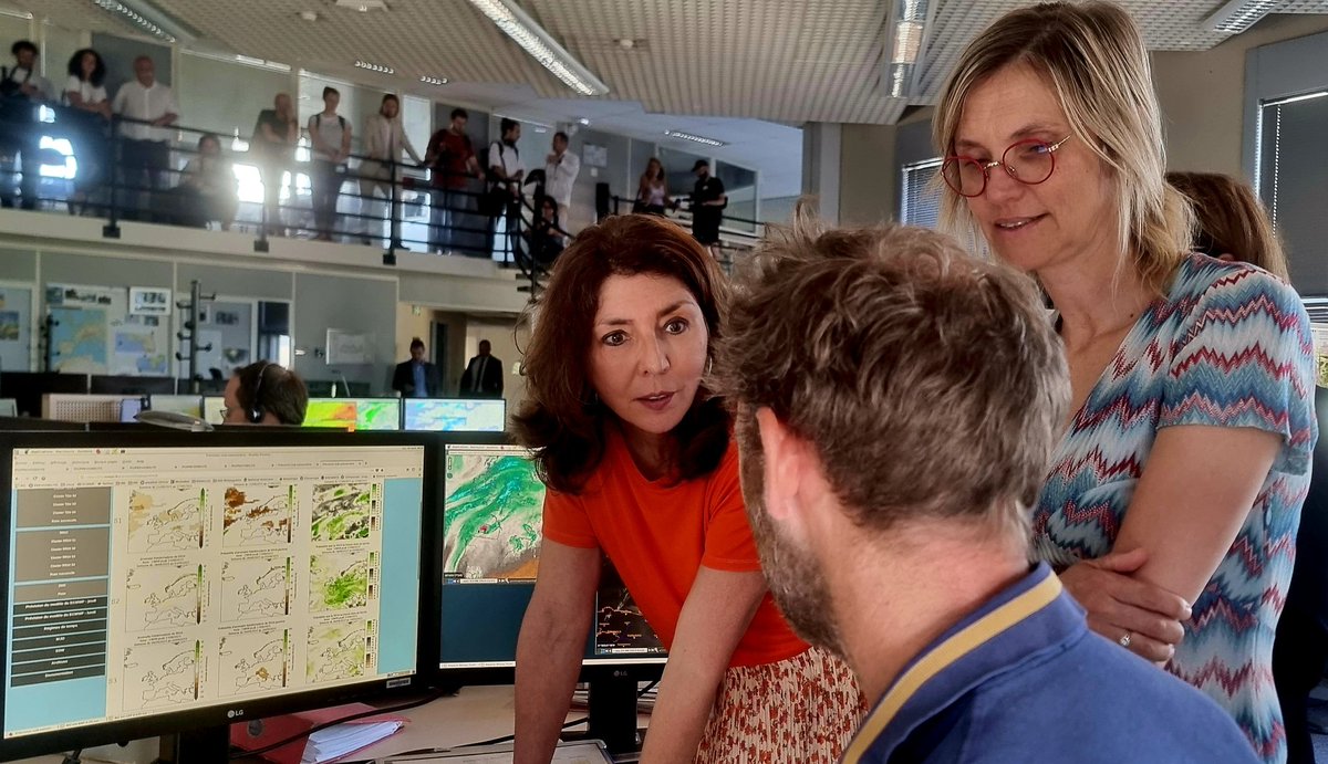 CorinneVignon's tweet photo. #EnCirconscription⛅
Quel plaisir d'accueillir @AgnesRunacher, min. de la Transition énergétique, au centre @meteofrance de #Toulouse❕
🌍L'expertise des équipes est une richesse. Elle est une aide à la décision des élus et du @gouvernementFR afin de s'adapter au chgt climatique https://t.co/yWuIIXsiim