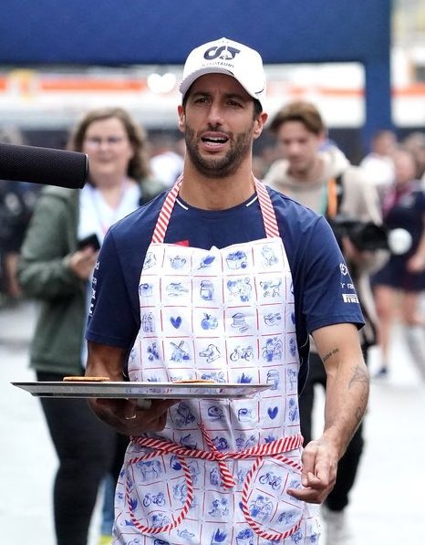 ricnorrisf1's tweet photo. part time driver part time waiter? https://t.co/2Ya4oNPcUe