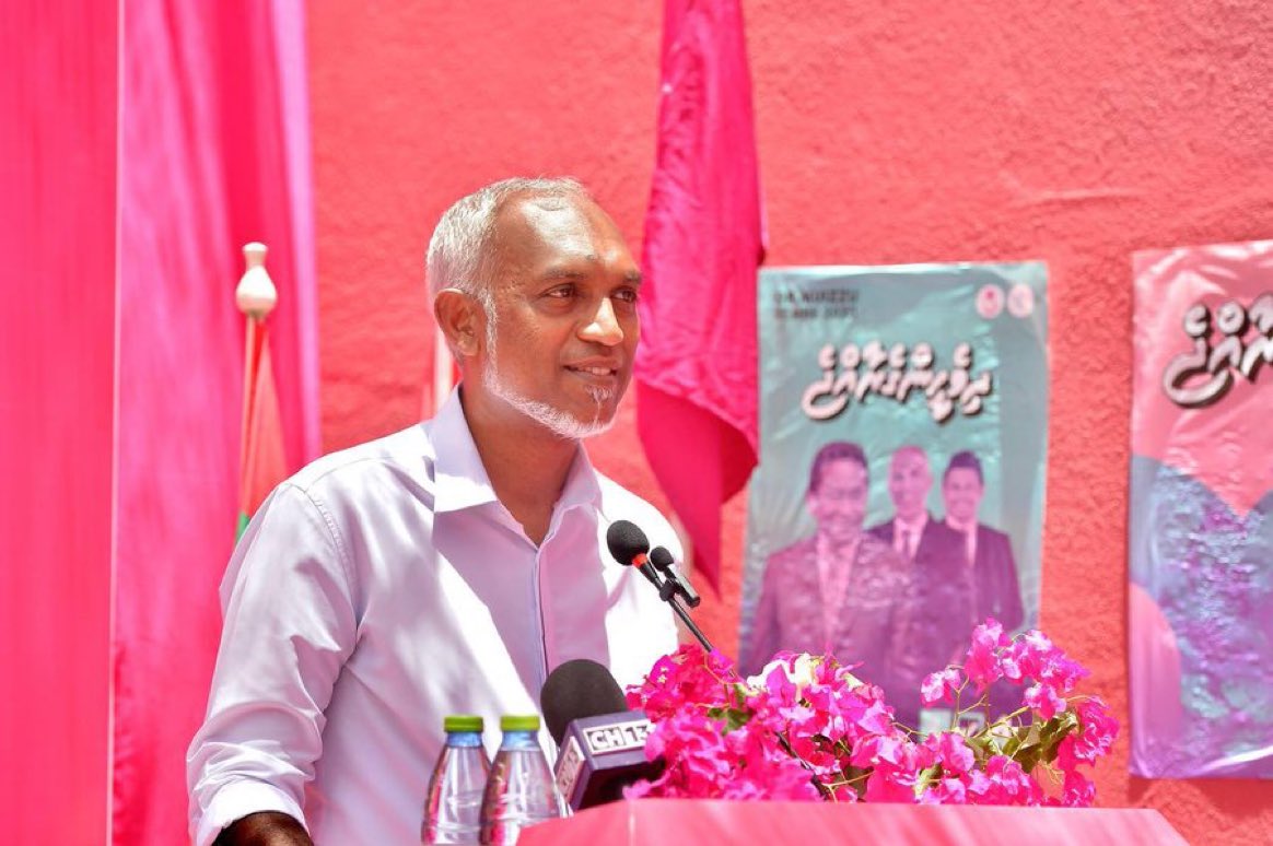 Azhartu's tweet photo. #Live #Miladhoo
"މިލަދޫ  ޞިއްޙީ މަރުކަޒުގެ ފެންވަރު ރަނގަޅުކޮށްދޭނަން" -ދިވެހީންގެ ރިޔާސީ ކެންޑިޑޭޓް ޑރ @MMuizzu 
📍ނ.މިލަދޫ
#Vote4Muizzu
#DrMuizzuSembe2023
#DhiveheengeRaajje
#FreePresidentYameen https://t.co/Z4RAIOJDID