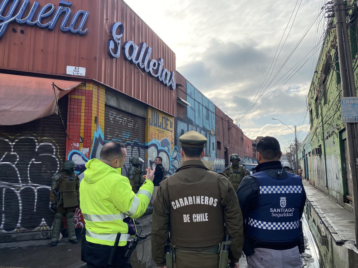 🚨 AHORA | Equipo de Seguridad Municipal, junto a <a href="/CarabPrCentral/">Carabineros Prefectura Central</a>, realizan el 19º #OperativoDeRecuperación de inmueble tomado, en comisión de delito, en calle San Diego #BarrioFranklin ¡Una casa recuperada es un barrio más seguro! 💪