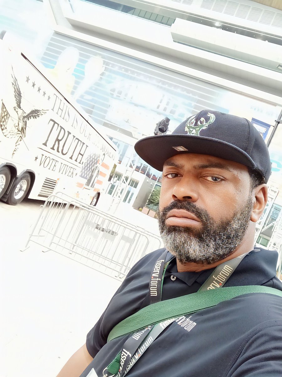 MISTAMARCUS's tweet photo. Back for Load Out!! Hope You ALL Have an Amazing Thursday!! #StagehandLife #FiservForum #TeamNoSleep https://t.co/1FFlBmcylz