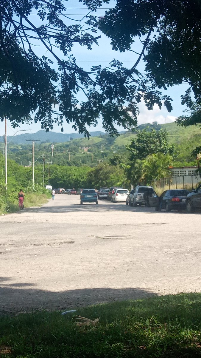 tuydigital's tweet photo. Estación de servicio Arichuna y la Peñita .mientras laos carros con placas asignadas pasan horas y horas sin moverse ,los vip surten combustible de manera rápida por un módico precio. Y no se sabe si quede gasolina para los madrugadores . https://t.co/nO2W79tJVj