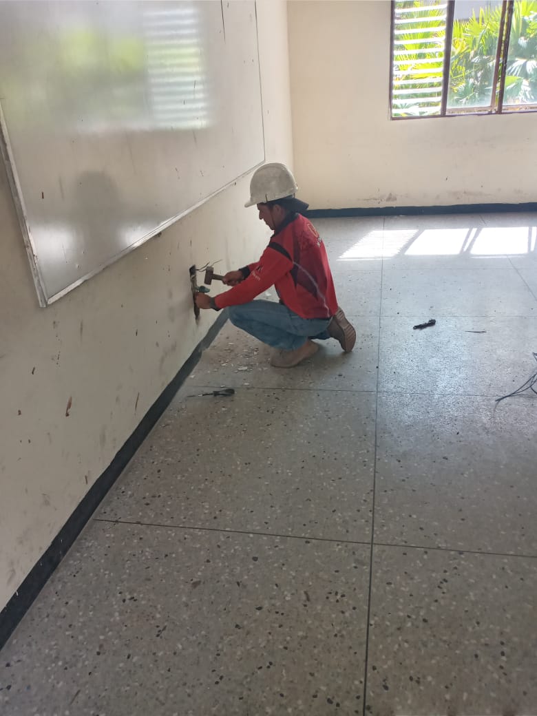 uptlara's tweet photo. #Enterate Continúan los trabajos de rehabilitación de las instalaciones del edificio Río de las Siete Estrellas realizados por las instituciones regionales articuladas por el Plan #UniversidadBella

#UptaebActiva 

@NicolasMaduro @JacquelinePSUV @AdolfoP_Oficial @sandraoblitasr https://t.co/dlAfuOZHTk