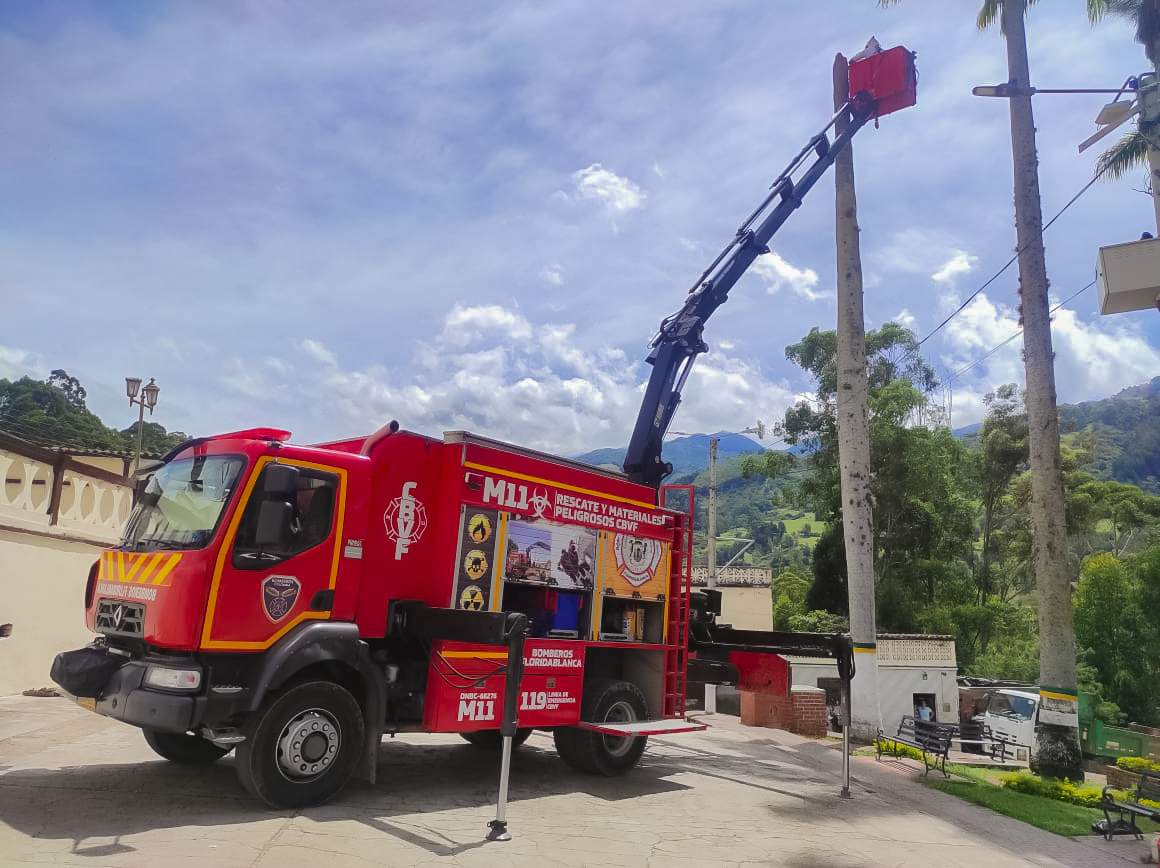 floridabomberos's tweet photo. El #CBVF llegó hasta el #municipio de #Suratá, #Santander a apoyar #labores de #prevención. con el #ControldeAbejas y #tala de la #palma.

Con estas #acciones, el #CBVF cumple su #misión #bomberil más allá de su #Jurisdicción, para garantizar el #bienestar de la #comunidad. https://t.co/t4zYKBk8nm
