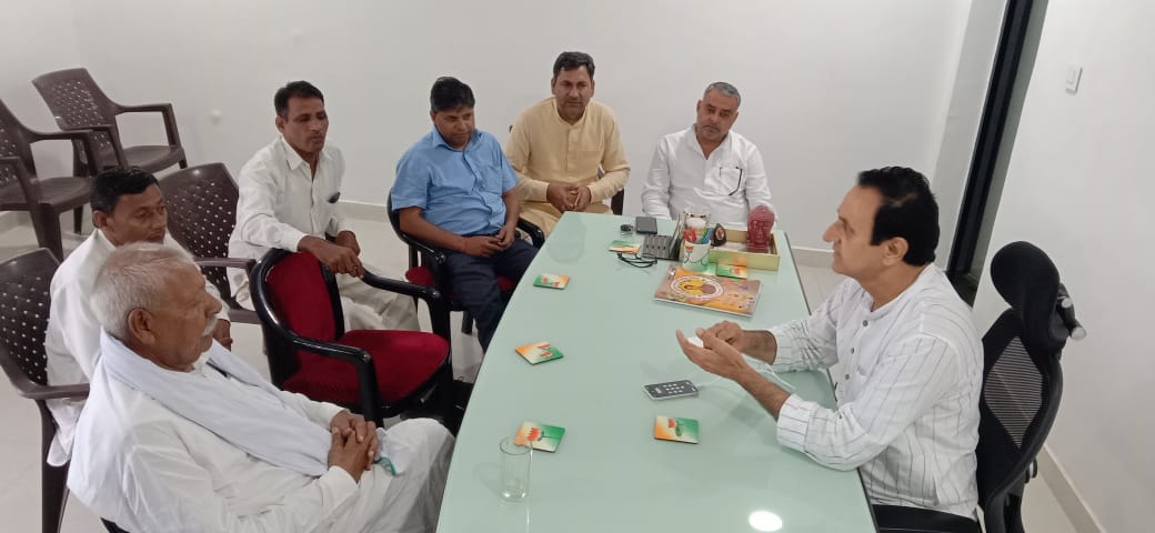 iSanjayChhokar's tweet photo. अपने समालखा स्तिथ कार्यालय पर गणमान्य व्यक्तियों से भेंट करते हुए। https://t.co/nlJwU23y5S