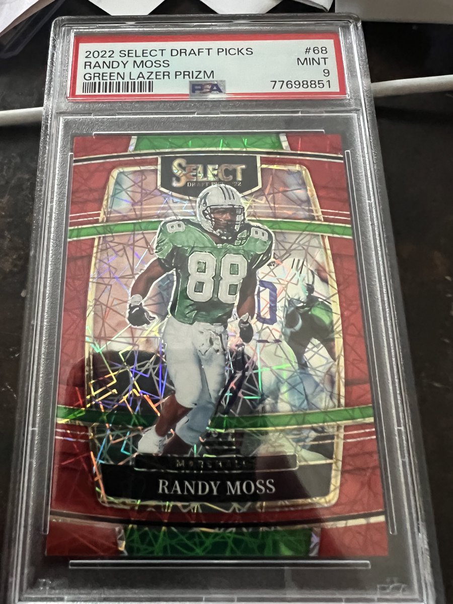 MacksPacks's tweet photo. Another one for the PC...

Can't pass up on a such a clean Randy Moss card in his Marshall uni!

#whodoyoucollect #Marshall #WeAreMarshall #thehobby https://t.co/8KlwABC0jC