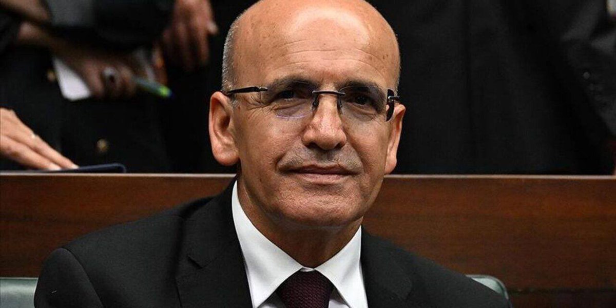 KirmiziGazete's tweet photo. ✍️ Murat Yakın yazısı:

MEHMET ŞİMŞEK; BİR SALDIRI PROGRAMININ KOÇ BAŞI

https://t.co/6dUH0uVNNl
14-28 Mayıs seçiminin sonuçları ciddi artçı sarsıntılara yol açtı. Burjuva muhalefetin restorasyon hülyaları ağır şekilde dağılırken, Erdoğan’ın saray rejimi, ekonomik sarsıntı olasılıklarını aşmayı öncelikli hedef olarak belirledi ve buna yönelik bir yeni kabine şekillendirdi. Mehmet Şimşek Türk kapitalizminin dümenine yeniden geçerken, “Dahi Türk Kızı” olarak adlandırılan uluslararası sermaye piyasalarında namlı Hafize Gaye Erkan’a Merkez Bankası yönetimi teslim edildi.
Belki okuyucularımıza tuhaf gelecek ama hatırlatmakta yarar var, seçimlerden hemen önce hem Erdoğan hem de Muhalefet Şimşek’i Ekonomi yönetiminin başında görmek İstiyordu.
Bu Mehmet Şimşek’in ilk bakanlığı değil. Daha önce çeşitli AKP hükümetlerinde; 29 Ağustos 2007- 1 Mayıs 2009 arası Ekonomiden Sorumlu Devlet Bakanlığı, 1 Mayıs 2009- 24 Kasım 2015 arası Türkiye Hazine ve Maliye Bakanı ve nihayet 24 Kasım 2015- 9 Temmuz 2018 arası Türkiye Cumhuriyeti Başbakan Yardımcılığı görevlerini yaptı. Öyleyse şu soruyu sormanın tam zamanı; Saray ile uzun zamandır mesafeli bir görüntü vermekte olan Mehmet Şimşek’e neden tekrar “kurtarıcı” kostümü giydirildi?