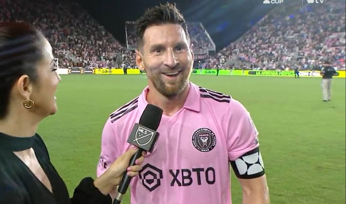 - Oui, c'était un match intense ! Je suis heureux d'avoir pu aider l'équipe. 
- Vous avez encore été déci...
- Une équipe que j'aime, avec des joueurs que j'adore.
- Deux passes décisives pour v...
- Tout le contraire du PSG.
- Mais...
- Je vous ai déjà parlé du PSG ?