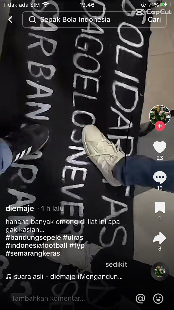 gnrlfans's tweet photo. Semoga lewat tlnya mas² semarang fans pemilik akun tiktok (diemaje4), cuma mau ngasih tau kalo itu yg kamu injek² dg bangganya adalah spanduk solidaritas untuk warga dago elos yg sedang melawan penggusuran.
Y gpp juga si kalo lu pro penggusuran pun, brti lu 1 barisan dg fasis itu https://t.co/0ouexl0xPK