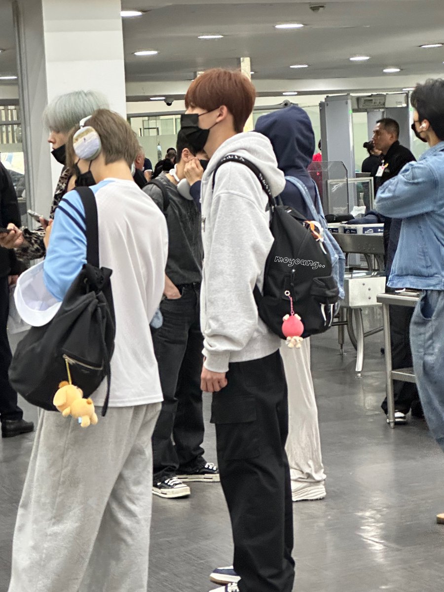 mo9mo9sz's tweet photo. 정모랑 미랑이랑 똑같이 서있더 🥹 https://t.co/XfG7FeR2Ci