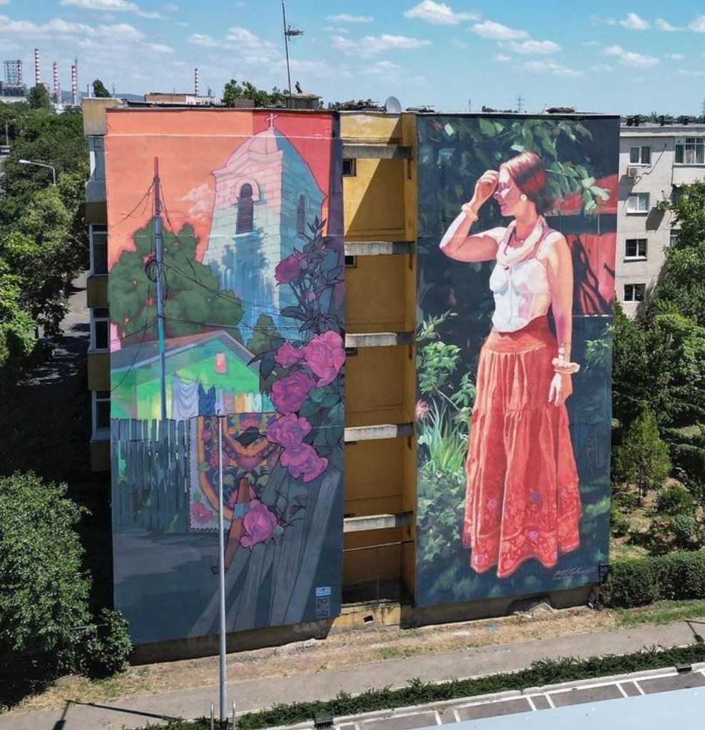 'In bloom' by Canadian Megan Oldhues & Jason Siloh for Arttown Festival 2023 in Ploieşti, Romania #meganoldhues #jasonsiloh #lamolinastreetart | photo via artists