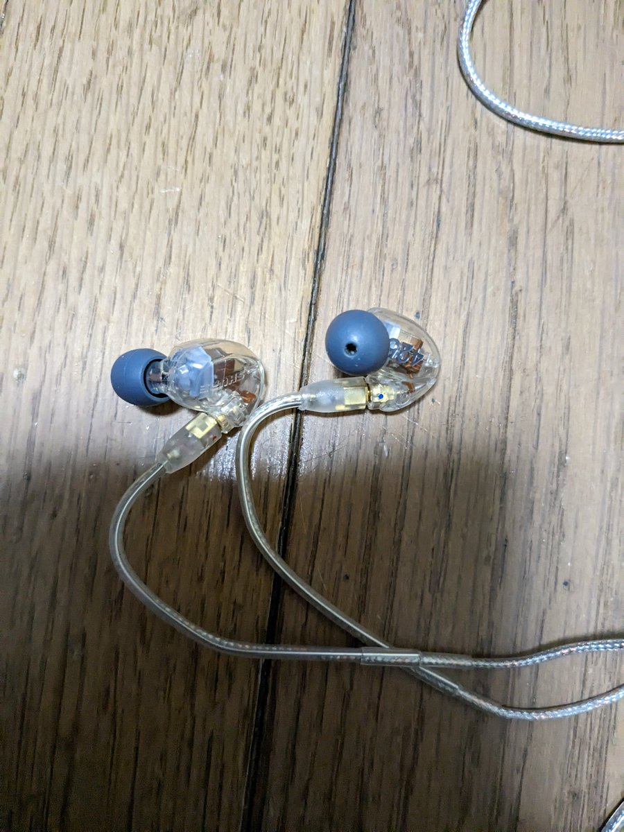 takemuragenryu's tweet photo. 今日はドラムのレッスン♪最近はShureのヘッドフォンを使っていましたが、久しぶりに同メーカーのイヤーモニターを使用。フラットな音質のSE425が好きです(*´ω`*)
#Shure #SHURE #SE425 https://t.co/ClgdjHyvNP