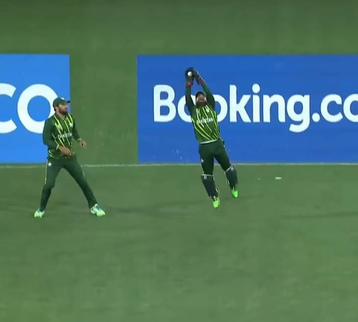 mshayandurrani's tweet photo. We all feel proud of our express pace trio, but the man who keeps Wickets behind the Thunderbolts with literally Zero errors, always goes underappreciated
Rizwan deserves all the praise for such flawless wicket keeping skills ❤
#MuhammadRizwan
#thesuperman https://t.co/B895icLn4r