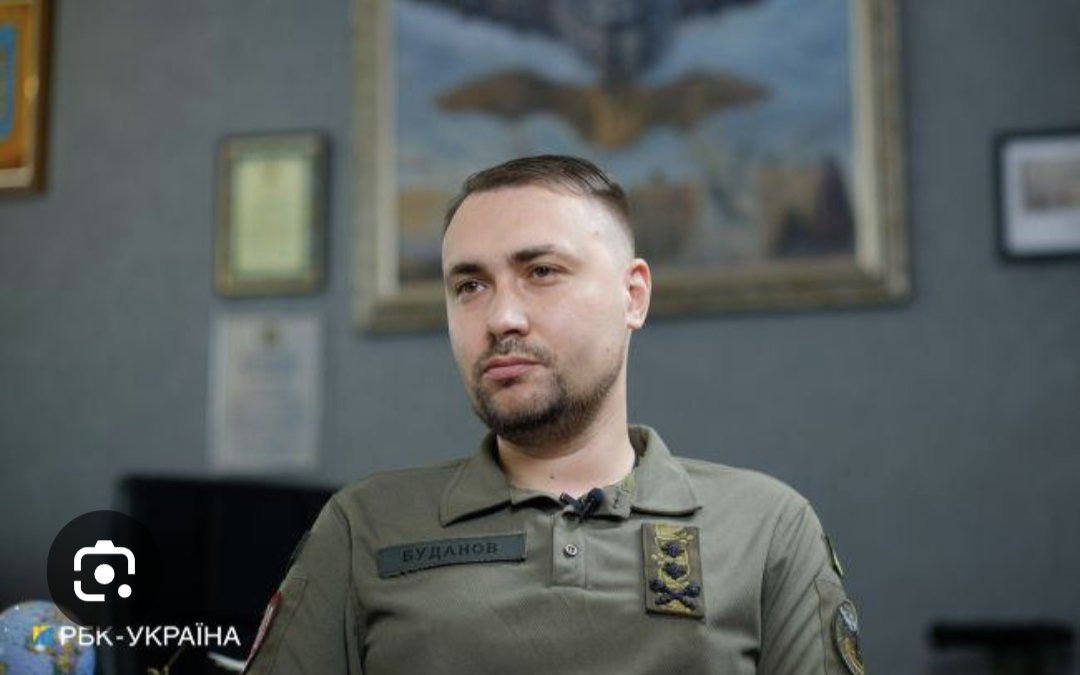Berber_Doris_'s tweet photo. 💪👏 Budanov hat uns versprochen, dass es auf der Krim Überraschungen geben wird, und er liefert.

In der Nacht des 24. August führte die ukrainische GUR in Unterstützung der ukrainischen Marine Spezialoperationen am Kap Tarchankut auf der von Russland besetzten Krim durch und vernichtete russische Arbeitskräfte und Ausrüstung. Alle Ziele wurden erreicht und außerdem wurde die ukrainische Flagge gehisst, ohne dass es ukrainische Verluste gab.

Die Besatzungsverwaltung der Krim äußert sich trotz der Massenappelle der Anwohner nicht zu den Ereignissen. Die einzige Meldung bezieht sich auf eine angebliche „Vernichtung von Munition nach einem festgelegten Zeitplan“.

Die Tatsache, dass ukrainische SOF problemlos russische Verteidigungsstellungen in einem angeblich hochgesicherten Gebiet wie in Tarchankut durchdringen, ist nur ein weiterer Beweis dafür, wie dünn die russischen Streitkräfte verteilt sind. Genau wie beim Wagner-Aufstand am 24. Juni scheinen russische Streitkräfte aufgrund der Konzentration aller verfügbaren russischen Truppen im Oblast Saporischschja nicht präsent zu sein, sodass buchstäblich alles andere verwundbar ist.