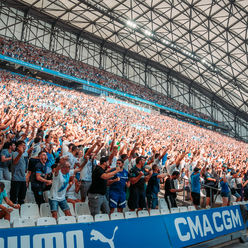 OM_Officiel's tweet photo. 🗓 Initialement programmé ce samedi 26 août à 17h, le coup d’envoi du match #OMSB29 comptant pour la 3ème journée de @Ligue1UberEats est 𝗿𝗲𝗽𝗼𝗿𝘁𝗲́ 𝗮̀ 𝟭𝟵𝗵 en raison des fortes chaleurs attendues à Marseille ce week-end. ☀️