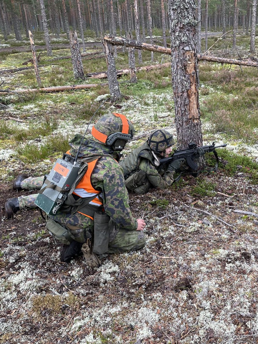 Sotakoiranpentujen vetäessä huomion puoleensa, on muut Pohjanmaan jääkärit hioneet taitojaan koulutuskauden taistelu- ja ampumaharjoituksessa. Kouluttajan palaute hioo timanttia vieläkin kiiltävämmäksi. #porpr #pohmjp
