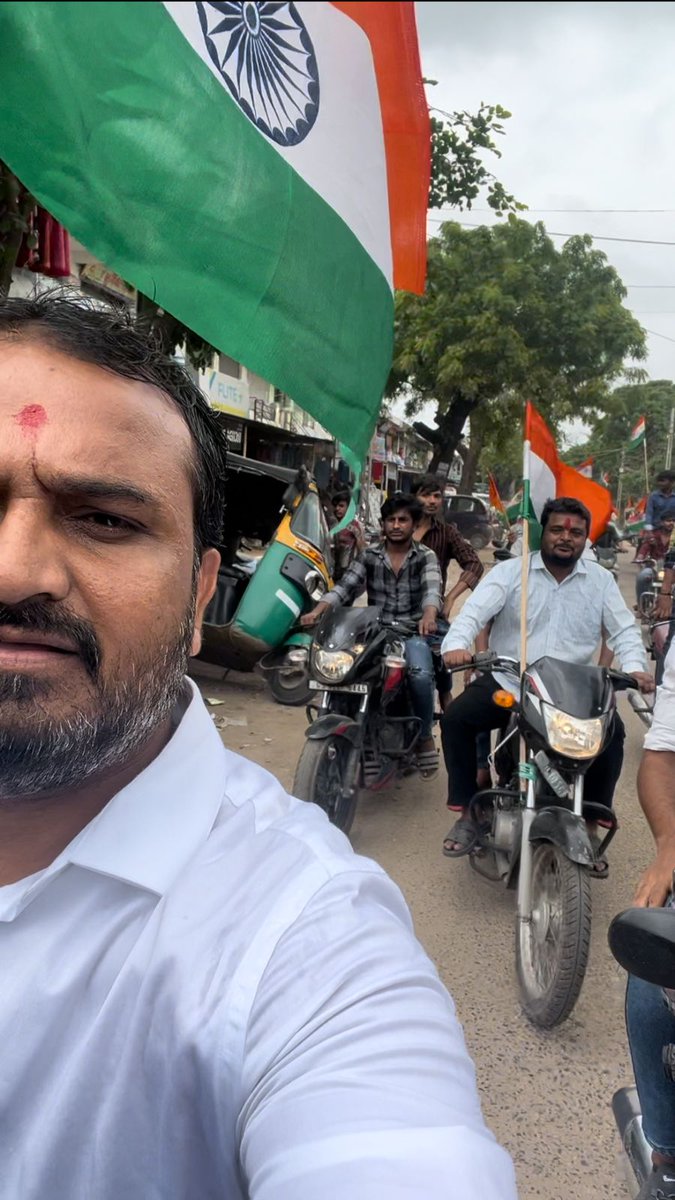vipul_ritesh's tweet photo. આઝાદી કા અમૃત મહોત્સવ અંતર્ગત સમગ્ર દેશ માં દેશદાઝ અને દેશપ્રેમ, રાષ્ટ્રભક્તિ ના સુંદર કાર્યક્રમો યોજાયા હતા, તેવી જ રીતે બજરંગ દળ, જોરણંગ દ્વારા રાષ્ટ્રપ્રેમ રૂપે બહુ જ સરસ અને સુંદર તિરંગા બાઇક રેલી નું આયોજન કરવામાં આવ્યું હતું.🇮🇳🇮🇳🇮🇳 https://t.co/vTmNk68iSq