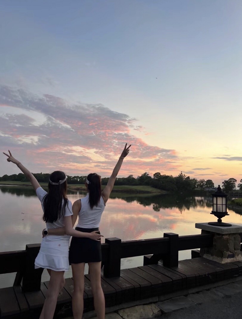 Hw7Aw's tweet photo. 何の悩みもないのはボールでは解決できない。
ゴルフ。 夕焼けと友情がある。 幸福感はこの瞬間に止まった。 https://t.co/8oMUzLYNU6