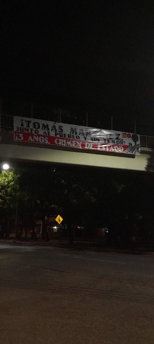 OaxCl93121's tweet photo. Inicia @FPROaxaca Jornada de Lucha colocando lonas en memoria de Tomás Martínez Pinacho en diferentes puntos de @MunicipioOaxaca y en exigencia de justicia realiza Guardia de Honor y Combate por parte de la Red Estatal de Víctimas de Oaxaca. @salomonj @SEGO_Oax @FISCALIA_GobOax https://t.co/fhpsNiXDgb