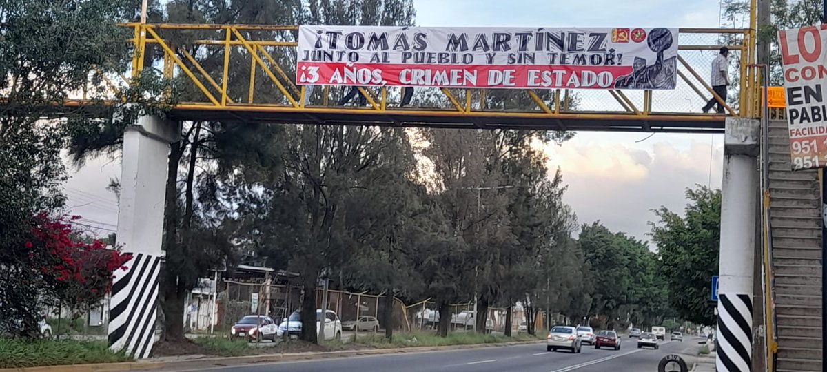 OaxCl93121's tweet photo. Inicia @FPROaxaca Jornada de Lucha colocando lonas en memoria de Tomás Martínez Pinacho en diferentes puntos de @MunicipioOaxaca y en exigencia de justicia realiza Guardia de Honor y Combate por parte de la Red Estatal de Víctimas de Oaxaca. @salomonj @SEGO_Oax @FISCALIA_GobOax https://t.co/fhpsNiXDgb