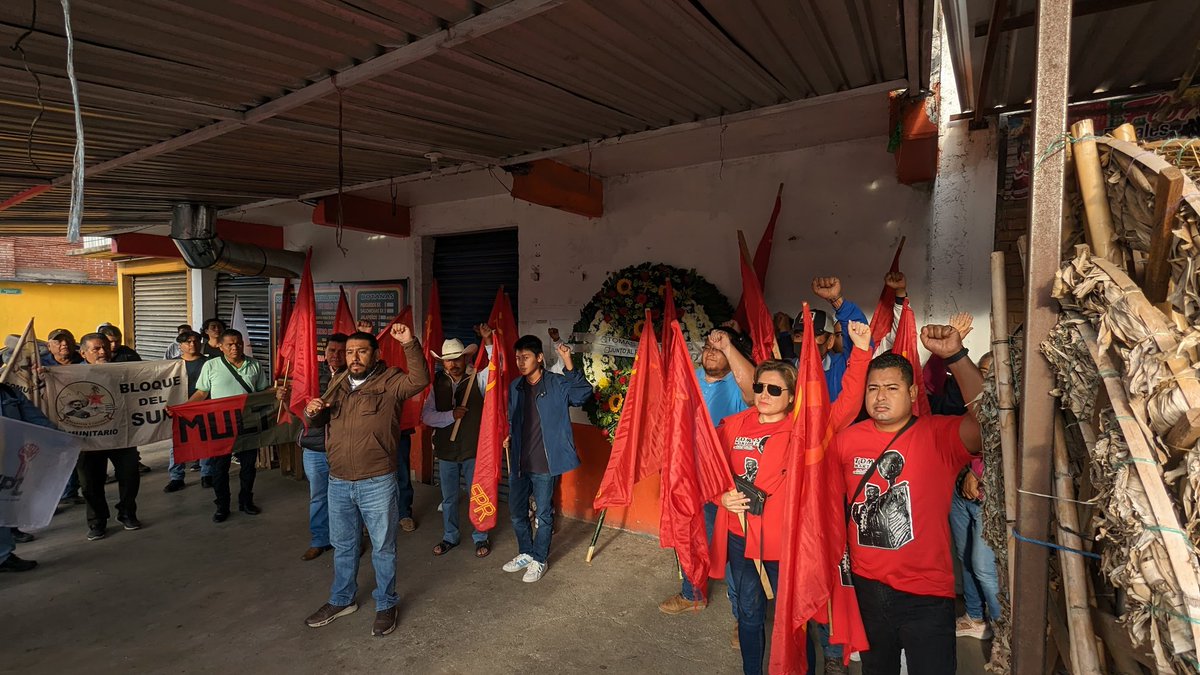 OaxCl93121's tweet photo. Inicia @FPROaxaca Jornada de Lucha colocando lonas en memoria de Tomás Martínez Pinacho en diferentes puntos de @MunicipioOaxaca y en exigencia de justicia realiza Guardia de Honor y Combate por parte de la Red Estatal de Víctimas de Oaxaca. @salomonj @SEGO_Oax @FISCALIA_GobOax https://t.co/fhpsNiXDgb