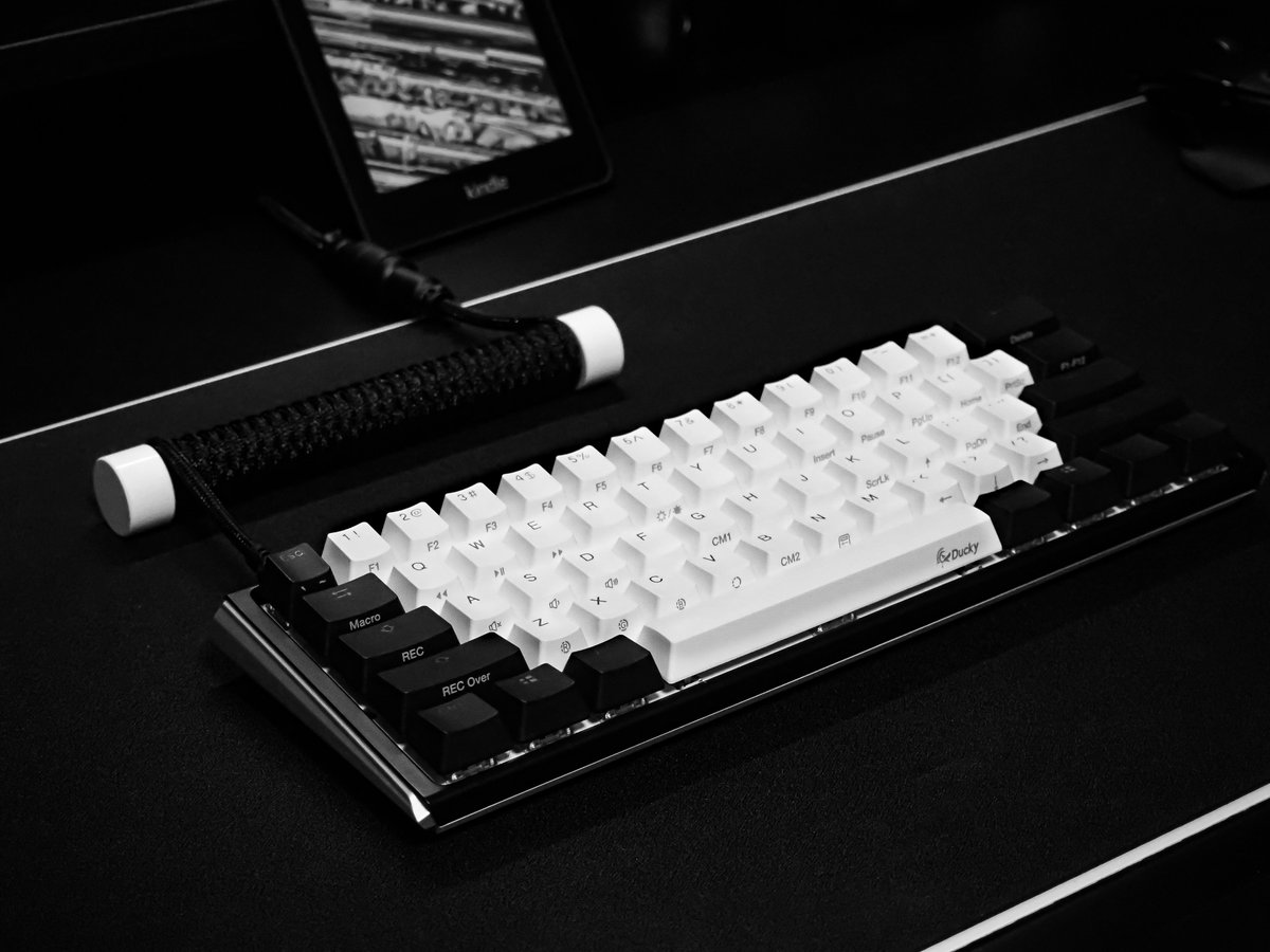 mugichanman's tweet photo. にゅーぎあ

初めての英語配列＆60%キーボード
慣れるまで時間かかりそうだな。
スペースキーがスカスカなのが気になるけど、まぁいっか。
あと、LEDの発色がすげー綺麗。光らせないけど。
#DuckyOne #MechanicalKeyboard #pcgaming
#メカニカルキーボード https://t.co/0CqYeebcON