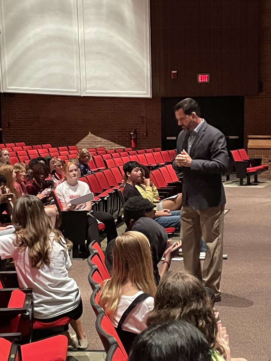 HubsNHHS's tweet photo. Welcome #Classof2027 from our Seasoned #HubTeam @Lac_Nicole Coach Winston, @MichaelChilcutt @wcpsmd #linkcrew @DaveSovine https://t.co/UL5fmTmHQt